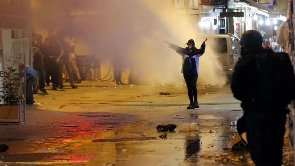 Türkische Demonstranten und die Polizei liefern sich am ersten Jahrestag der Gezi-Proteste eine Strassenschlacht.