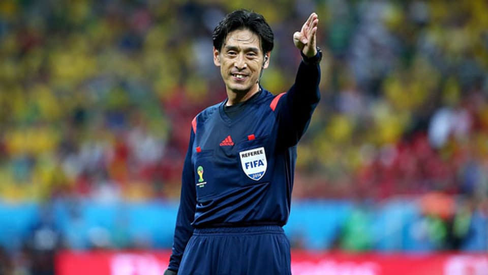 Der japanische Schiedsrichter Yuichi Nishimura sah den Zweikampf nicht richtig und pfiff fälschlicherweise einen Penalty.