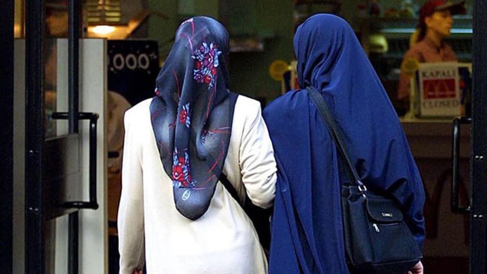 Symboldbild: Frauen werden beschimpft, wenn sie nicht angemessen gekleidet sind: Und angemessen heisst: Kopftuch, bedeckte  Arme und knöchellange Röcke.