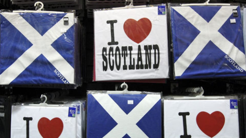Schottland T-Shirts in einem Souvernir-Shop in Edinburgh.