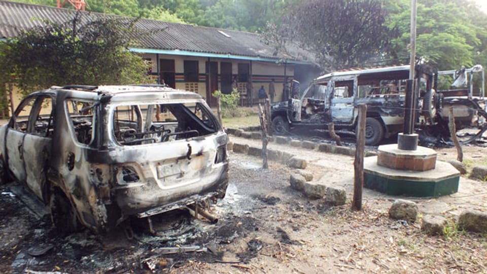 Ausgebrannte Autos ausserhalb Mpeketoni nach dem Anschlag. 48 Menschen starben.