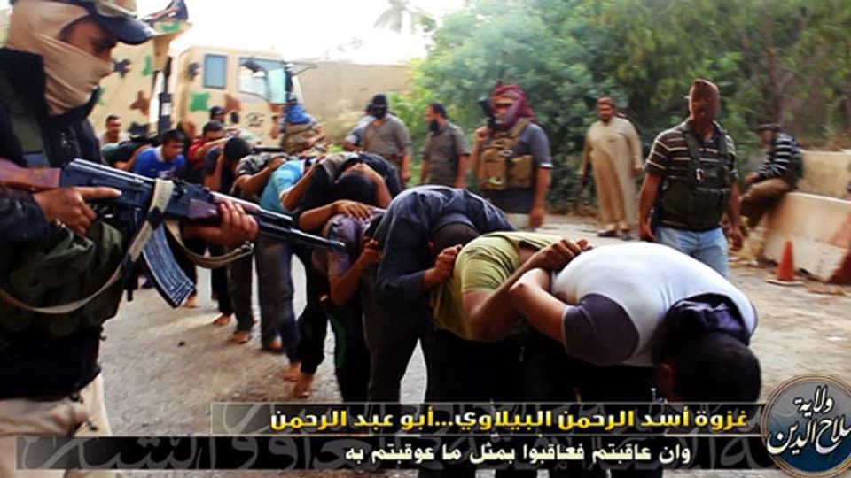 Die Terrorgruppe «Islamischer Staat im Irak und in Syrien Isis» bedroht gefangene irakische Soldaten in Zivilkleidung, nördlich von Bagdad, Irak am 15. Juni 2014.