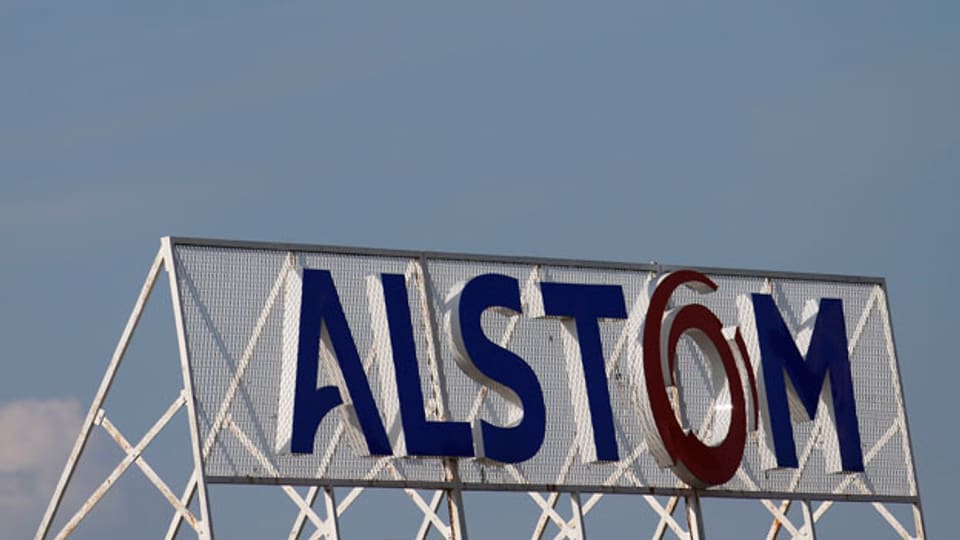 Das Logo des französischen Energie-und Verkehrskonzern Alstom auf dem Dach des Firmenwerks in Reichshoffen in der Nähe von Haguenau, Frankreich.