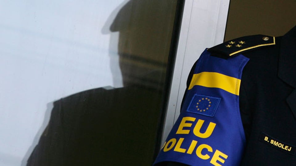 Ein EULEX-Polizist steht vor der Polizeistation in der serbisch dominierten Stadt Gracanica im Dezember 2008.