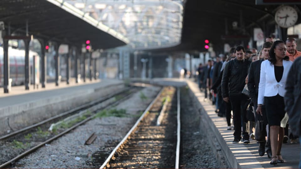 In Frankreichs Bahnhöfen liegen die Nerven blank. Pendler warten auf dem Perron im Gare de l’Est in Paris am 16. Juni 2014.
