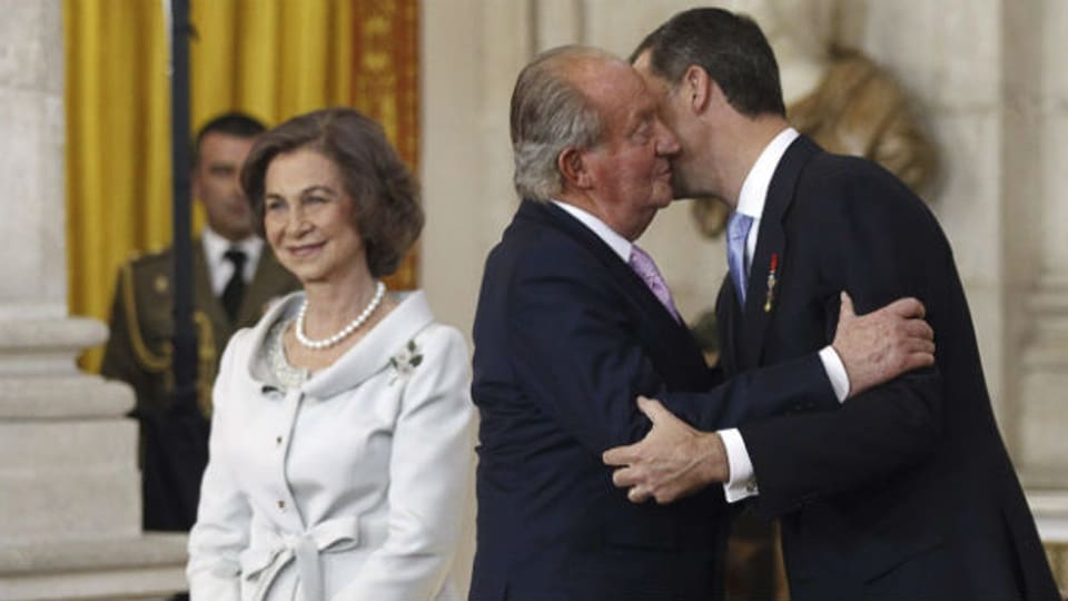Juan Carlos gratuliert seinem Nachfolger Felipe