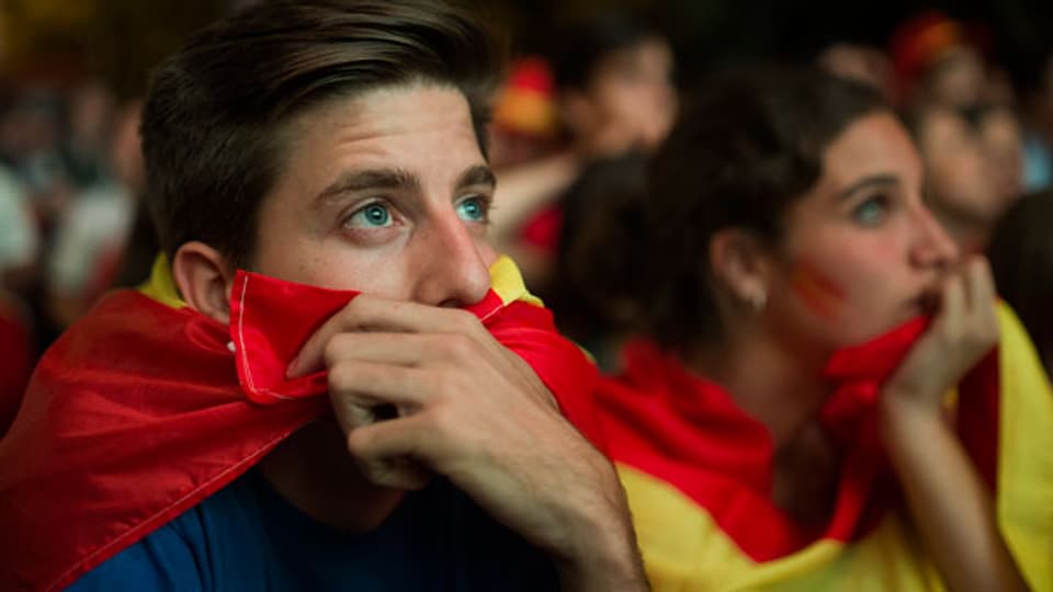 Spanische Fussball-Fans verfolgen vor einem riesigen Display das WM-Fussballspiel zwischen Spanien und Chile, in Madrid, Spanien, am Mittwoch, 18. Juni 2014.