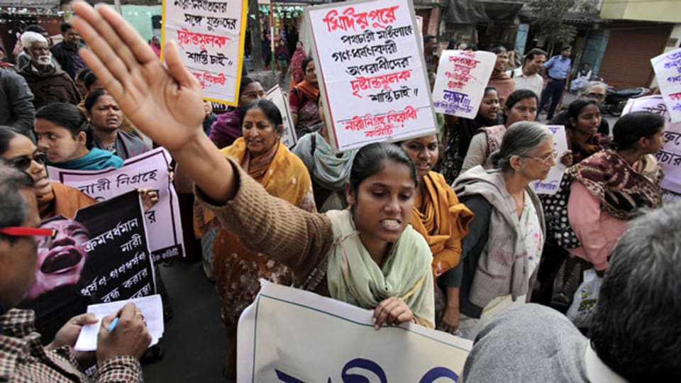  Indische Aktivistinnen protestieren gegen die Vergewaltigung einer 21-jährigen Frau in der Stadt in Kalkutta.