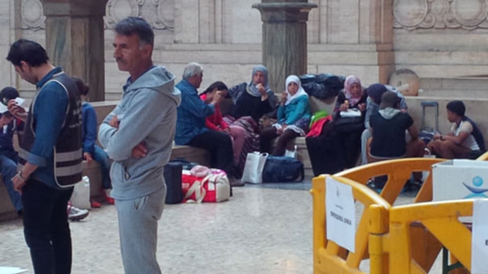 Syrische Flüchtlinge in der Bahnhofshalle von Milano Centrale am 20.6.2014.