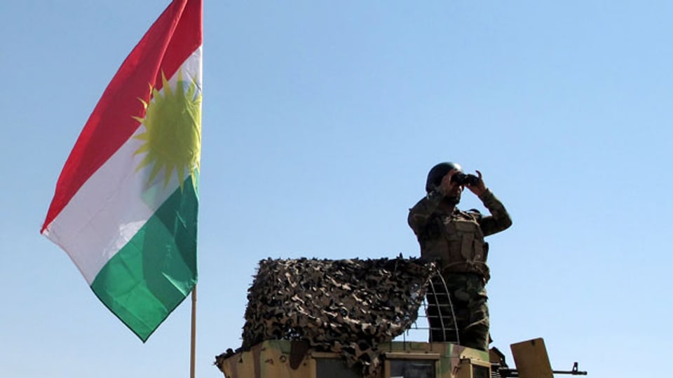 Das Umland von Kirkuk ist Kampfzone. Ein Mitglied der kurdischen Sicherheitskräfte auf einem Militärfahrzeug in Kirkuk, Irak, am 14. Juni 2014.