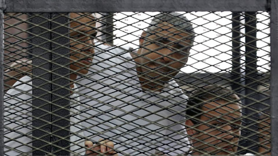 Die drei Journalisten im Gericht in Kairo am 23. Juni 2014.