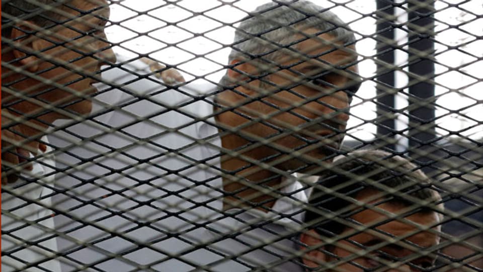 Die drei Al-Dschasira-Journalisten Peter Greste, Mohamed Fahmy Mohamed und Baher (L bis R) vor dem Gericht in Kairo am 23. Juni 2014.