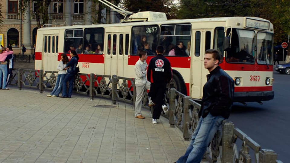 Fussgänger in Chisinau, der Hauptstadt der Republik Moldau.