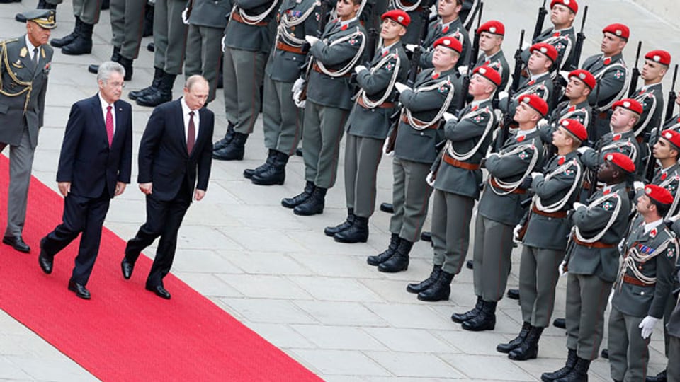 Bundespräsident Heinz Fischer (links) empfängt am 24. Juni 2014 Russlands Präsident Wladimir Putin mit militärischen Ehren in Wien.