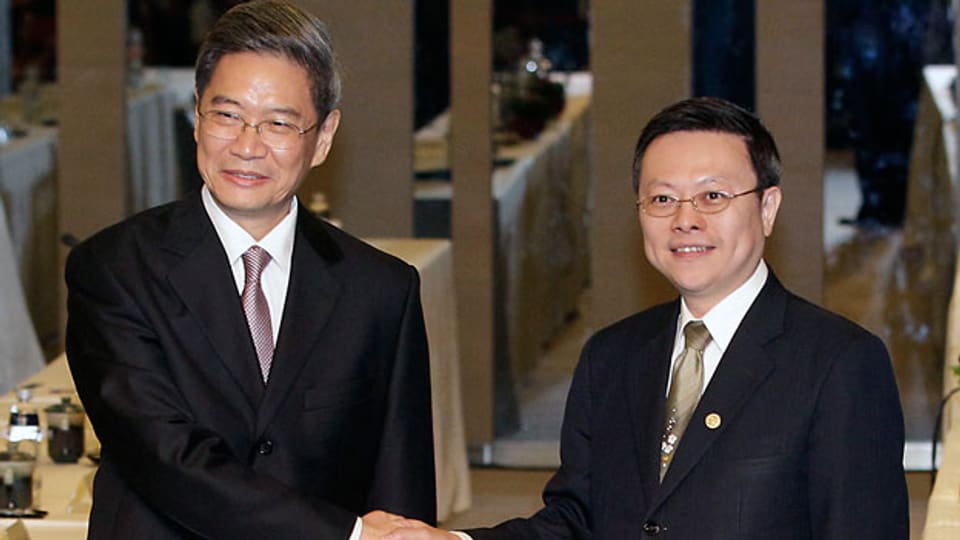 Der für Taiwan zuständige chinesische Spitzenpolitiker Zhang Zhijun (links) und sein taiwanesischer Amtskollege Wang Yu-chi begrüssen sich in Taipeh.