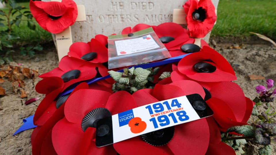 Kranz aus Mohnblumen für Soldaten, die im Ersten Weltkrieg in Ypern starben auf dem Friedhof von Ypern am 25. Juni 2014.