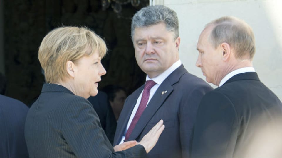 Der ukrainische Präsident Poroschenko (Mitte) will nach Westen.