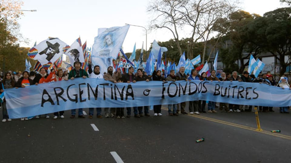 Pro-Regierungs-Demonstranten halten Flaggen mit der Aufschrift «Argentinien oder Geier-Fonds» und marschieren Richtung US-Botschaft in Buenos Aires am 20. Juni 2014.