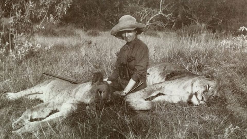 Die dänische Schrifstellerin und Farm-Managerin Karen Blixen auf Safari, 1914.
