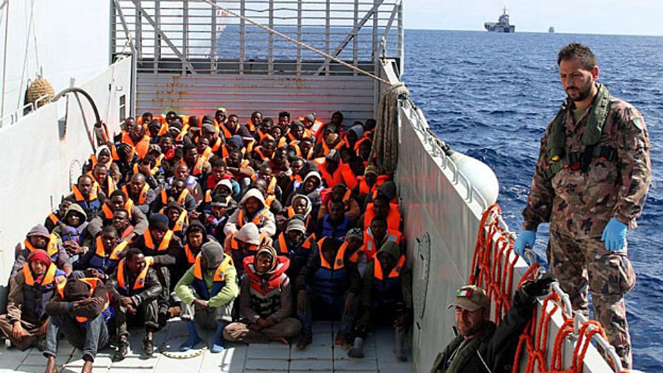 Von der italienischen Marine gerettete Bootsflüchtlinge.