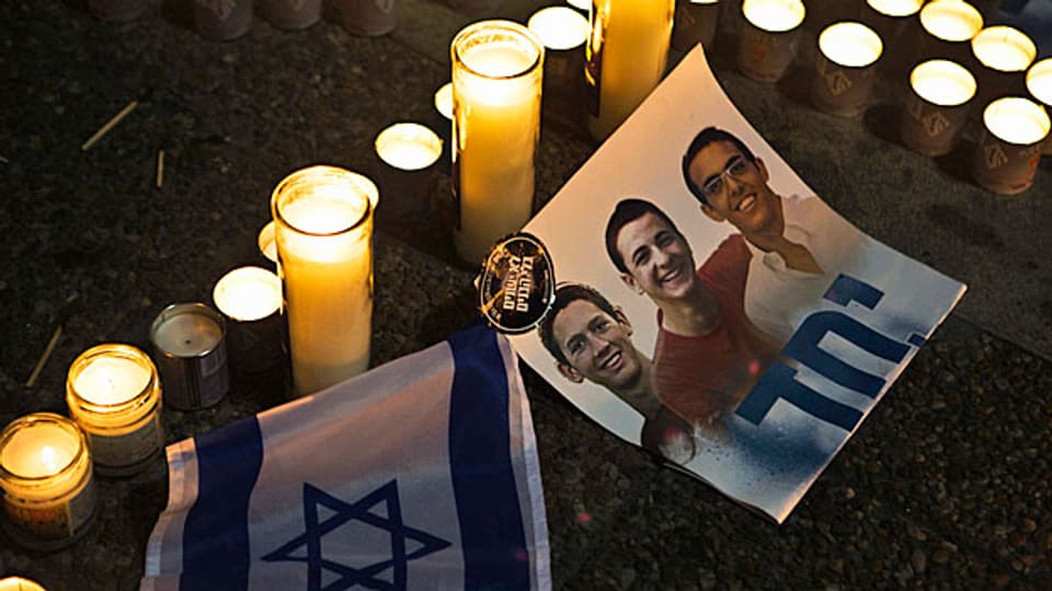 Kerzen zum Gedenken an die drei tot aufgefundenen israelischen Jugendlichen.