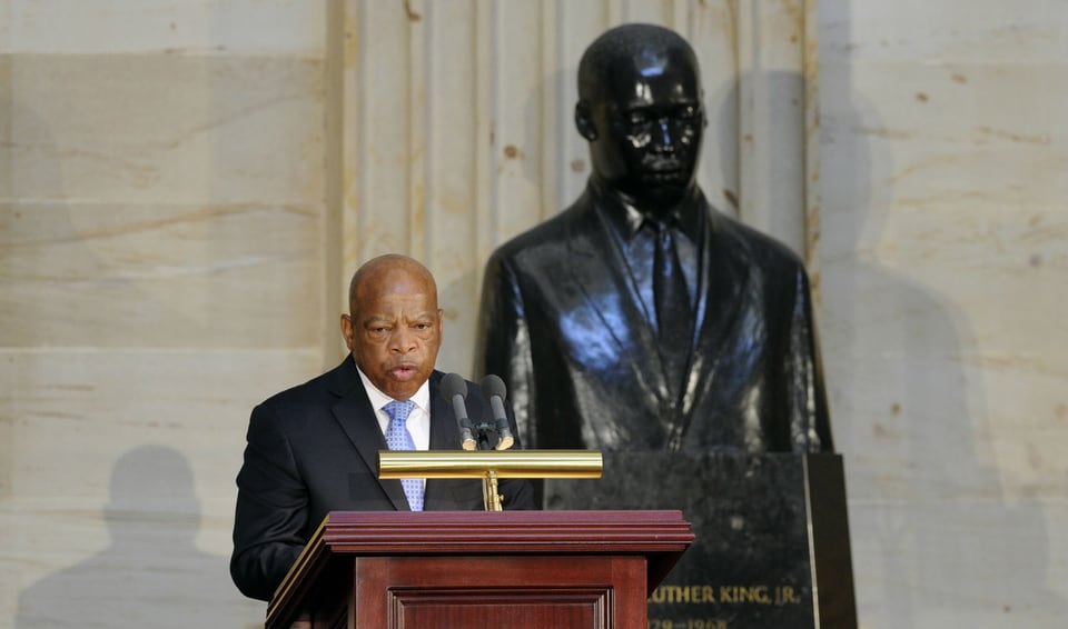 Redner vor Statue Martin Luther Kings in Washington anlässlich der Feiern zu 50 Jahren Civil Rights Act.