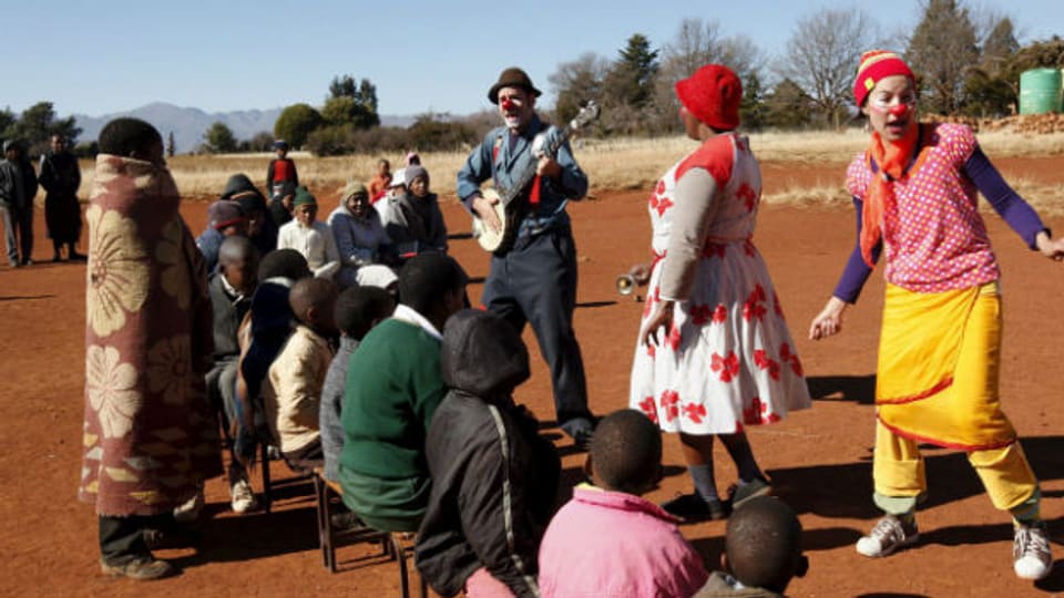 «Clowns ohne Grenzen» versuchen Kinder in Krisengebieten zum Lachen zu bringen (bei einem Einsatz in Südafrika 2008).
