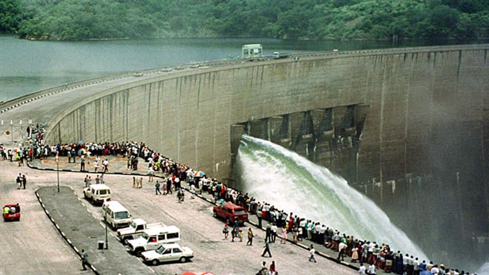 Mega-Staudämme zerstören den Lebensraum von tausenden von Menschen und verdrängen die Tier- und Pflanzenwelt. Bild: Kariba-Damm in Moçambique.