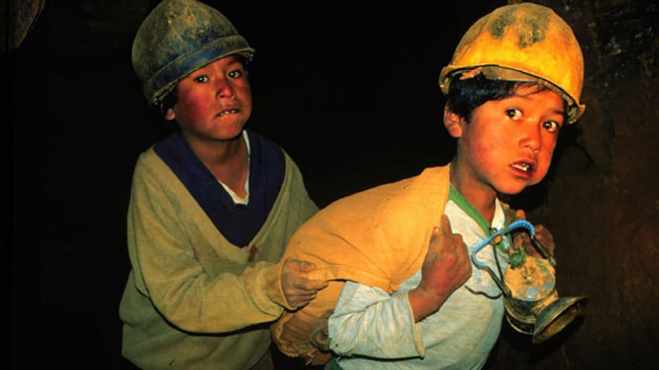Viele Kinder in Bolivien müssen aus finanzieller Not heraus schon früher arbeiten als im offiziell erlaubten Alter von 14 Jahren. Bild: Bolivianische Kinder in der Minenstadt Potosi.