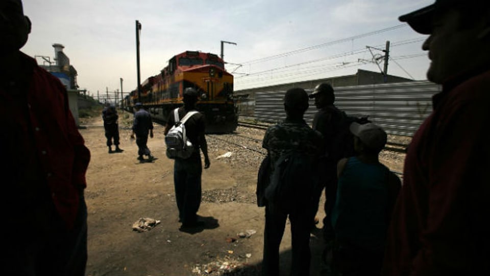 Junge Migranten aus Zentralamerika warten in Mexiko auf einen Zug in Richtung USA.