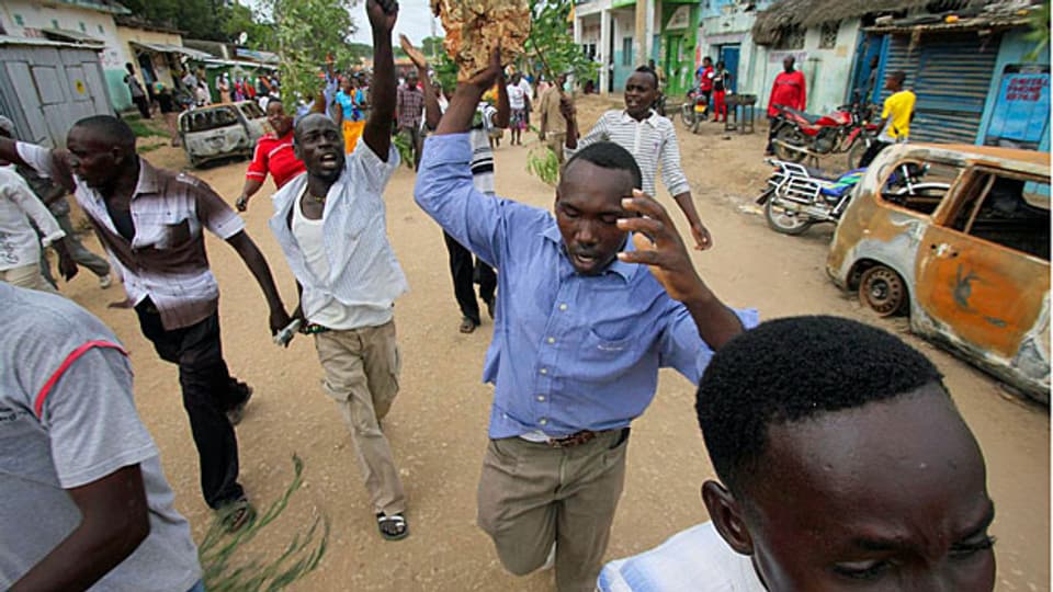 Wütende Bewohner der Stadt Hindi im Osten Kenias demonstrieren, nachdem es neun Tote gegeben hat.