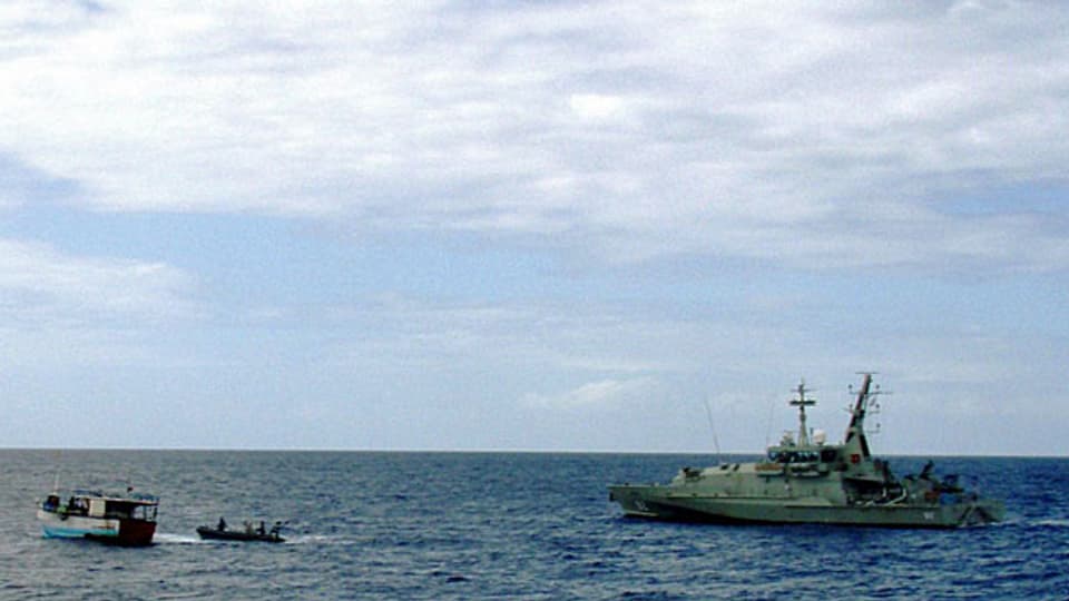 Ein Schiff des westaustralischen Grenzschutzes greift ein Flüchtlingsboot aus Sri Lanka auf.