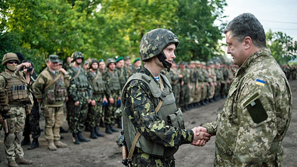 Der ukrainische Präsident Poroschenko begrüsst Soldaten, die in der Ostukraine im Einsatz sind.