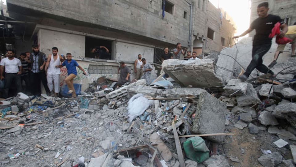 Überlebende suchen nach Verschütteten nach einem israelischen Luftangriff in Rafah im südlichen Gazastreifen am 11. Juli 2014.