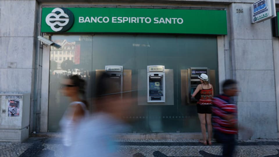 Menschen passieren in der Nähe der portugiesischen «Banco Espirito Santo» in Lissabon am 11. Juli 2014.