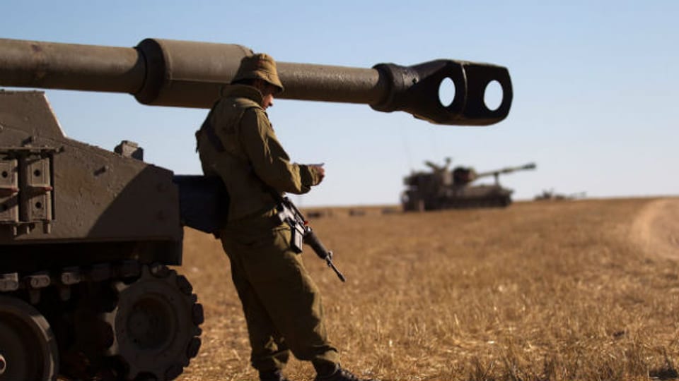 Sind bald auch Bodentruppen im Einsatz? Israelischer Soldat an der Grenze zu Gaza