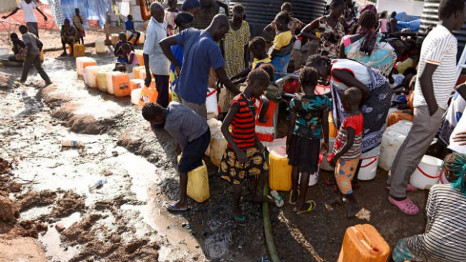 Anstehen für Wasser in einem Camp der UNO in Südsudan.