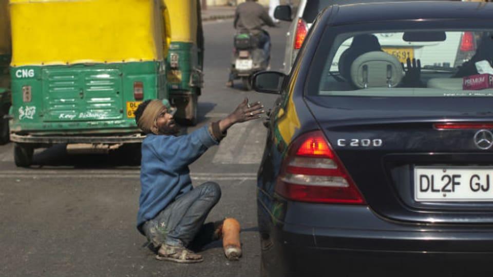 In Indien sind die sozialen Gegensätze enorm: Bettler in einer Strasse in Delhi.