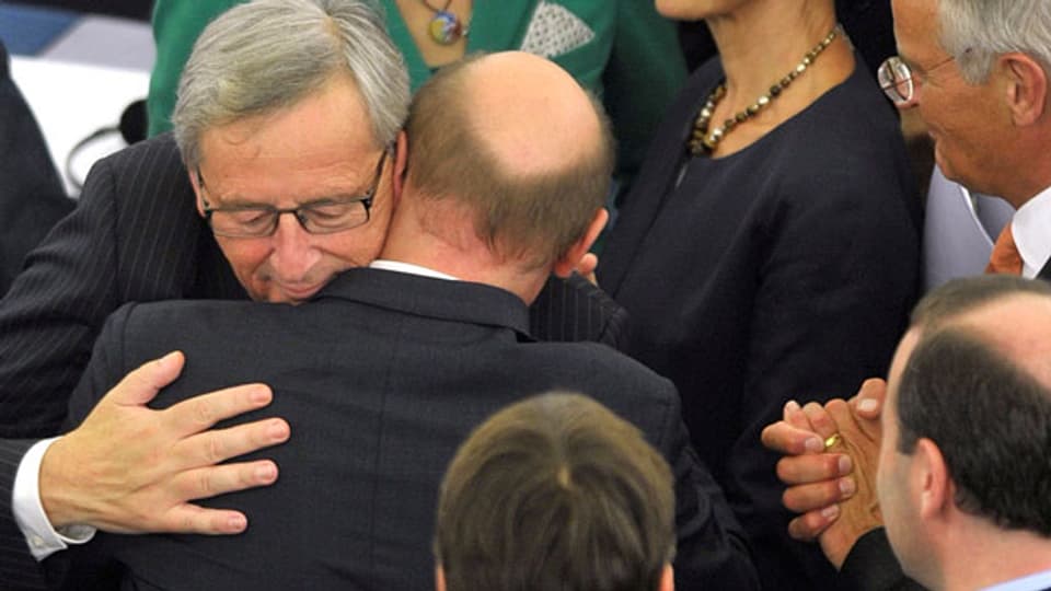 Martin Schulz, Präsident des Europäischen Parlaments, gratuliert Jean-Claude Juncker (links) zur Wahl als Präsident der Europäischen Kommission.
