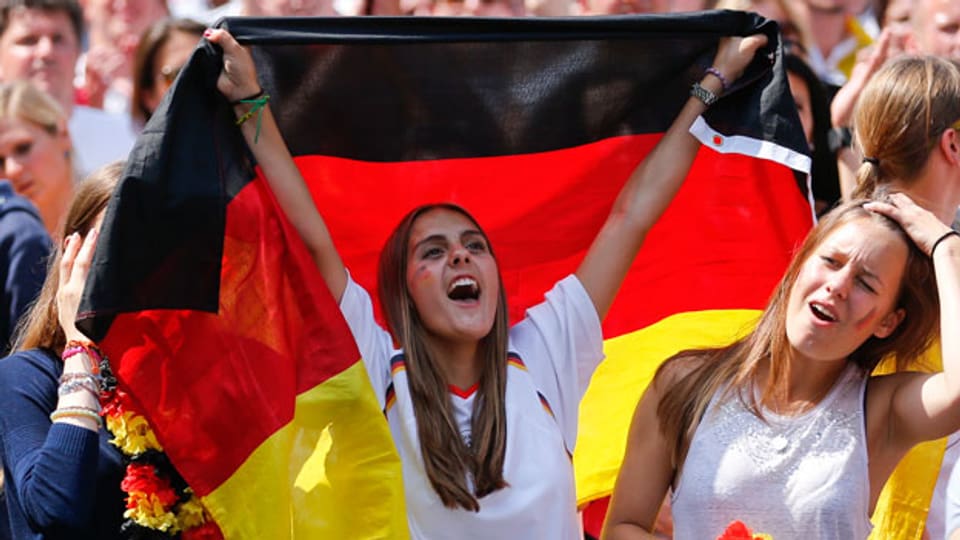 Fussball-Fans jubeln während der Feierlichkeiten zum Fussball-WM-Sieg in Berlin am 15. Juli 2014.