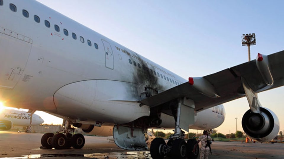 Beschädigtes Flugzeug am Flughafen von Tripolis.