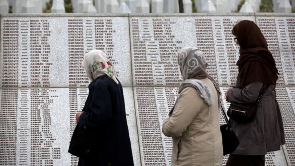 Frauen an der Gedenkstätte der Opfer des Massakers von Srebrenica.