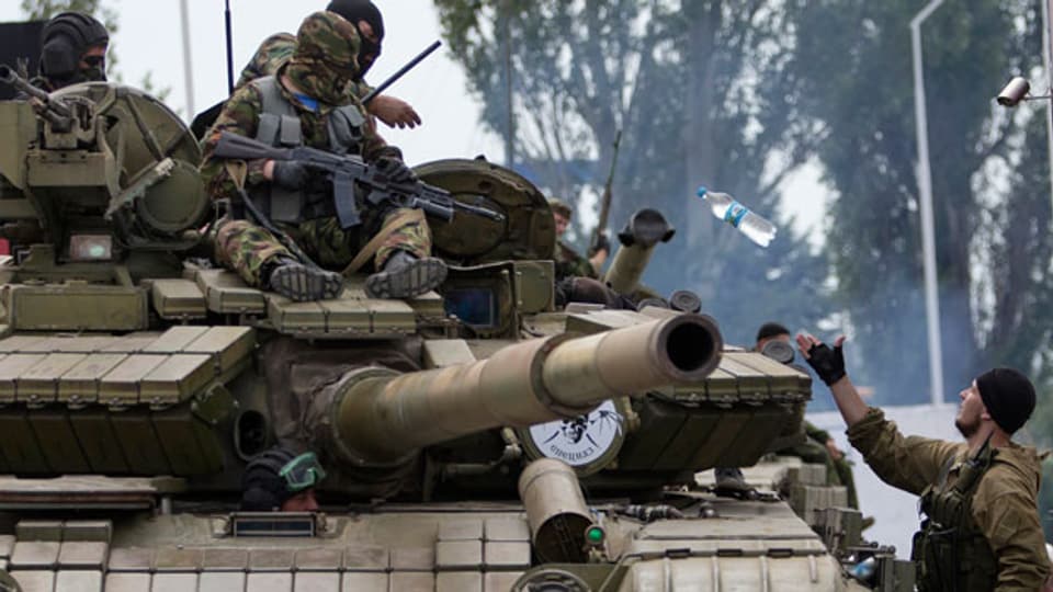 Kämpfer in Donezk füllen ihre Tanks mit Treibstoff an einer Tankstelle in Snizhne, 100 Kilometer östlich von Donezk, Ostukraine.