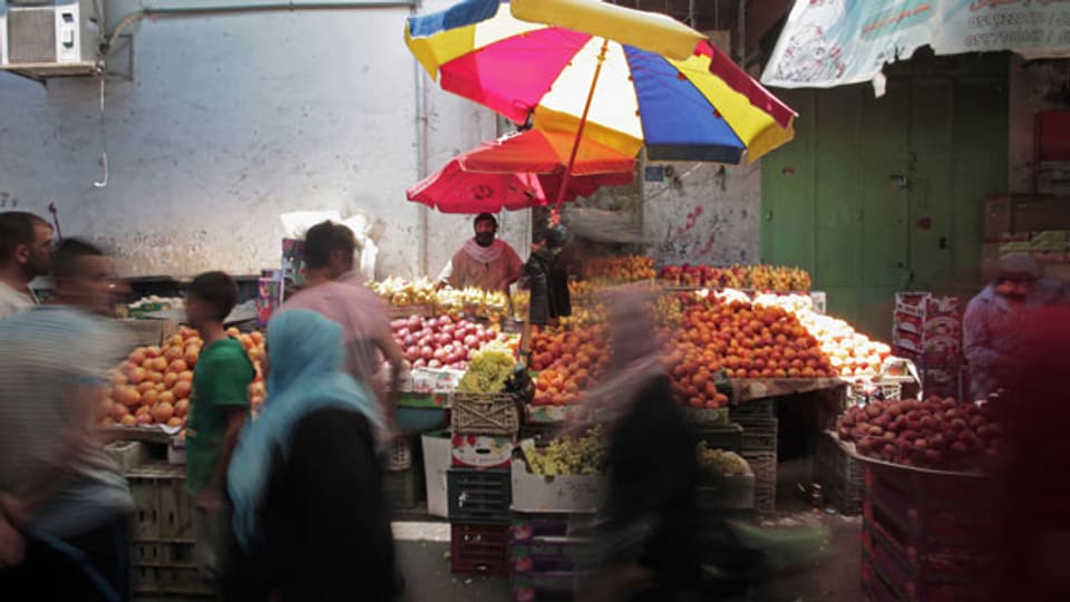 Palästinenser strömen in einen Markt, um Lebensmittel zu kaufen, nachdem ein fünfstündiger Waffenstillstand in Gaza-Stadt angekündigt worden war.