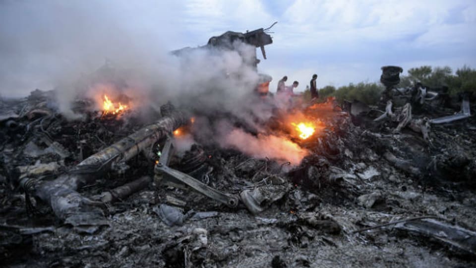 Die Trümmer von Flug MH17 in der Ostukraine. 300 Menschen kamen beim Absturz ums Leben.