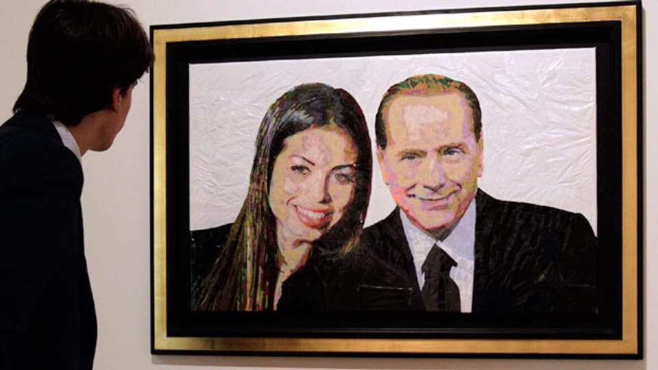Ein Mann betrachtet das Gemälde «Silvio & Ruby» des  israelischen Künstlers Dodi Reifenberg.
