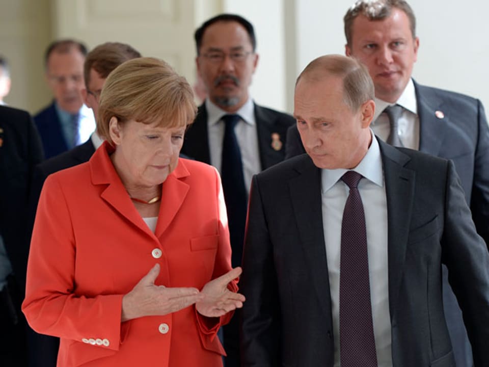 Angela Merkel spricht mit Vladimir Putin an der WM in Rio