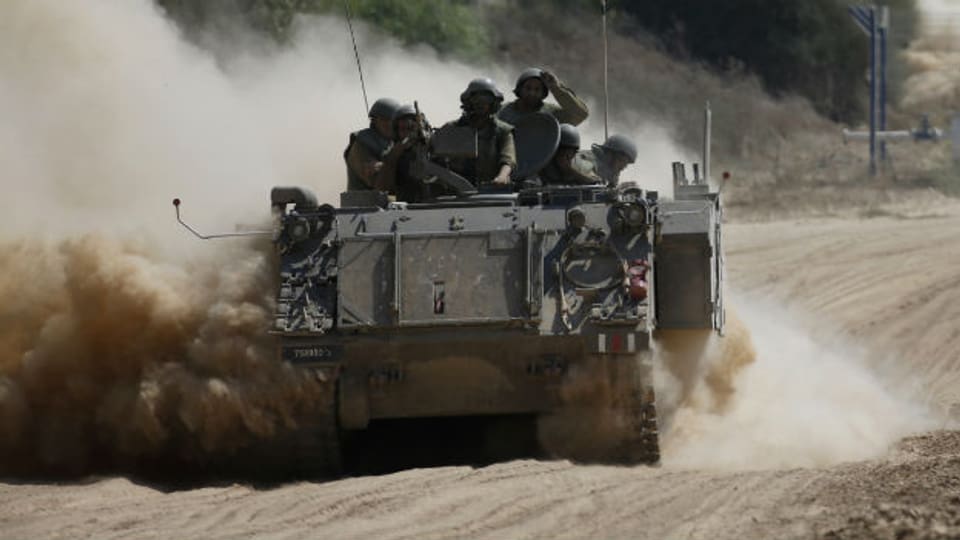Ein israelischer Panzer patroulliert in der Nähe des Gaza-Streifens.