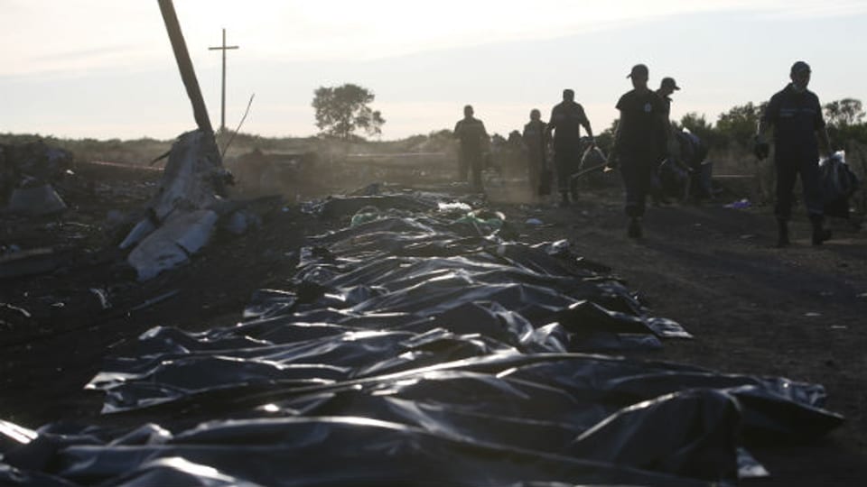 Ukrainische Rettungskräfte bergen die Leichen von Flug MH17.