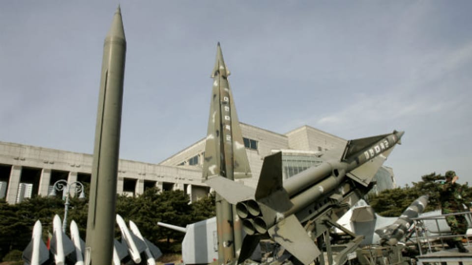 Raketenmodelle aus Nord- und Südkorea in einem Museum in Seoul.